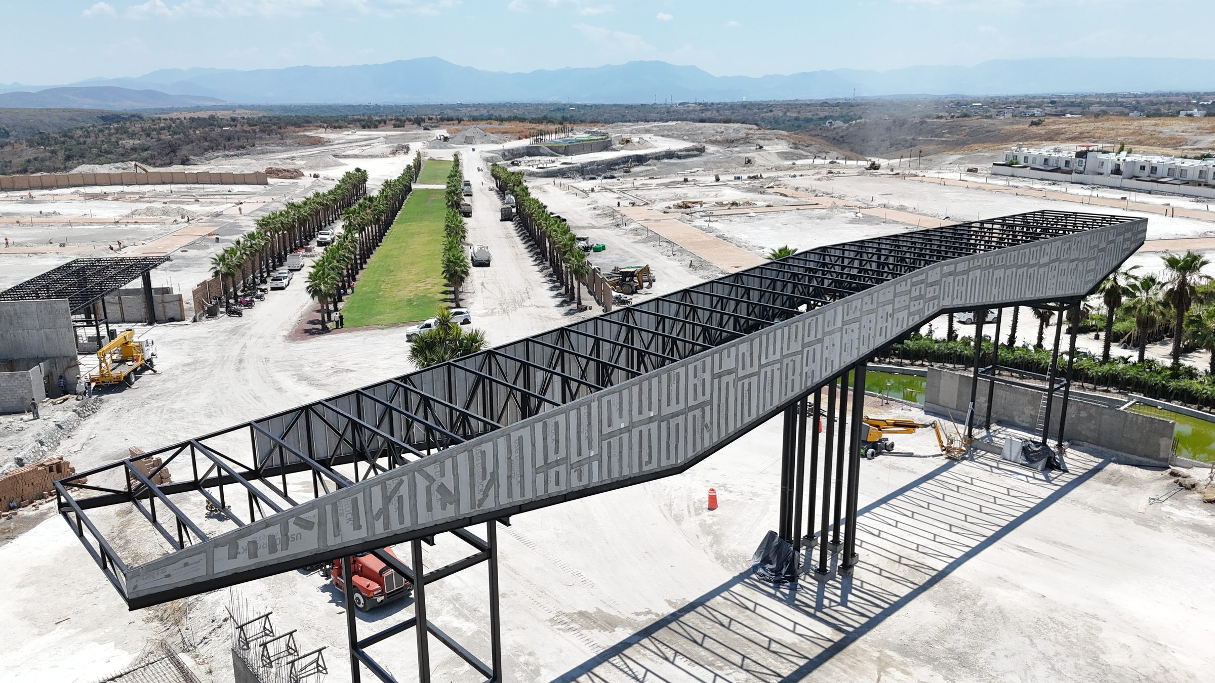 Avance de obra: pórtico de acceso en construcción